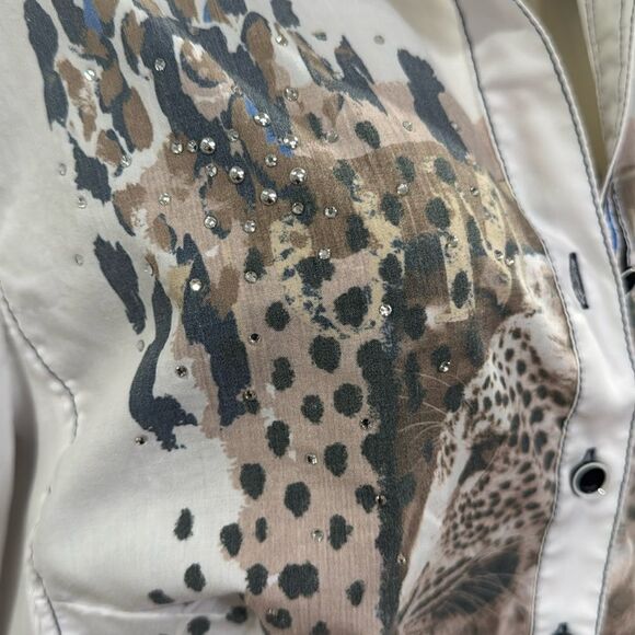 JUST WHITE BLOUSE. - Picture 3 of 10